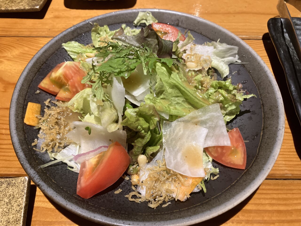 2025年炭火串焼らくいサラダ