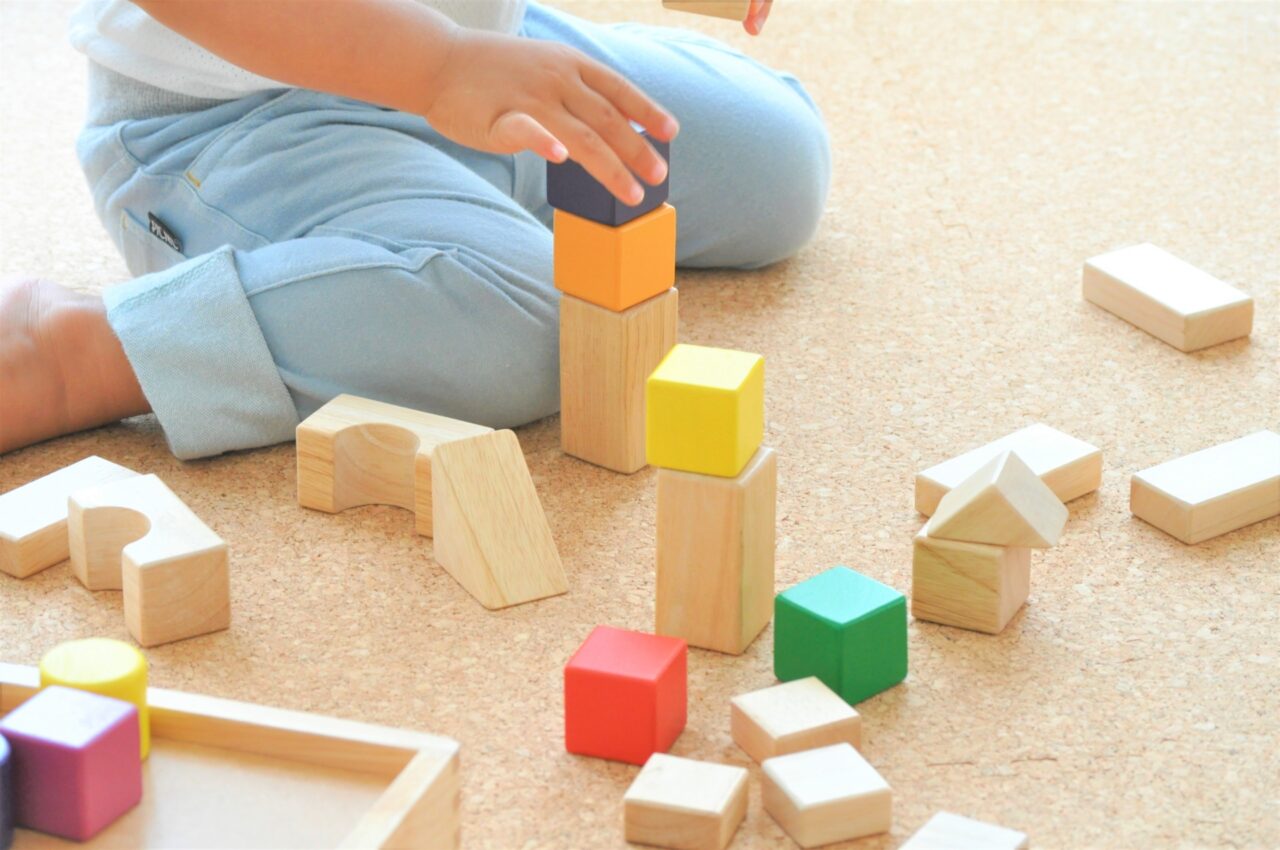 積み木で遊ぶ子ども